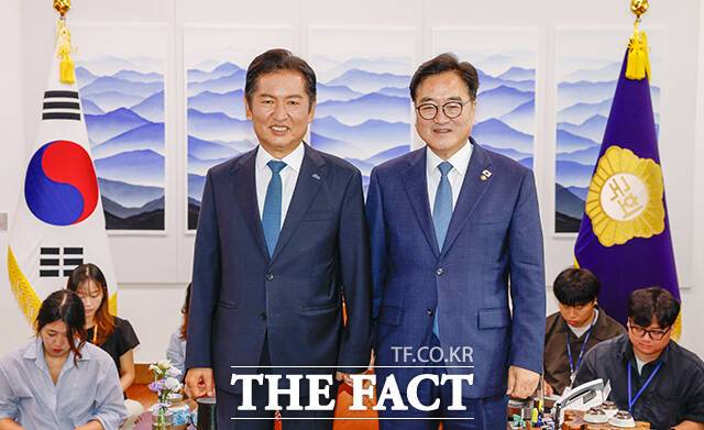 정청래(왼쪽) 더불어민주당 신임 대표가 5일 오전 서울 여의도 국회에서 우원식 국회의장을 예방해 기념촬영을 하고 있다. /국회=박헌우 기자
