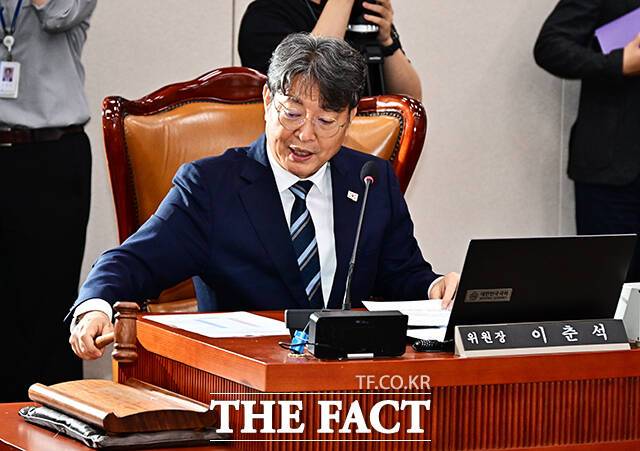 이춘석 더불어민주당 의원은 "타인 명의로 주식계좌를 개설해 차명 거래한 사실은 결코 없다"며 당 차원의 진상조사에 성실히 임하겠다는 입장을 5일 밝혔다. 사진은 지난 1일 이 의원이 법사위 전체회의에 참석해 안건을 상정하는 모습. /배정한 기자