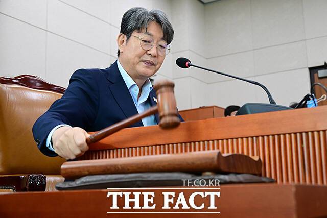 서울 영등포경찰서는 5일 금융실명법 위반 혐의로 국회 법제사법위원회 위원장 이춘석 더불어민주당 의원을 입건했다고 밝혔다. /남윤호 기자