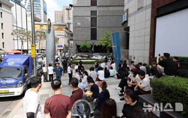 서울 중구 신세계빽화점 본점 앞 이용객들이 대피중이다 (사진=뉴시스)