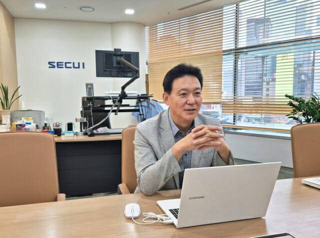 정삼용 시큐아이 대표가 지디넷코리아와 인터뷰하며 회사 비전을 설명하고 있다.