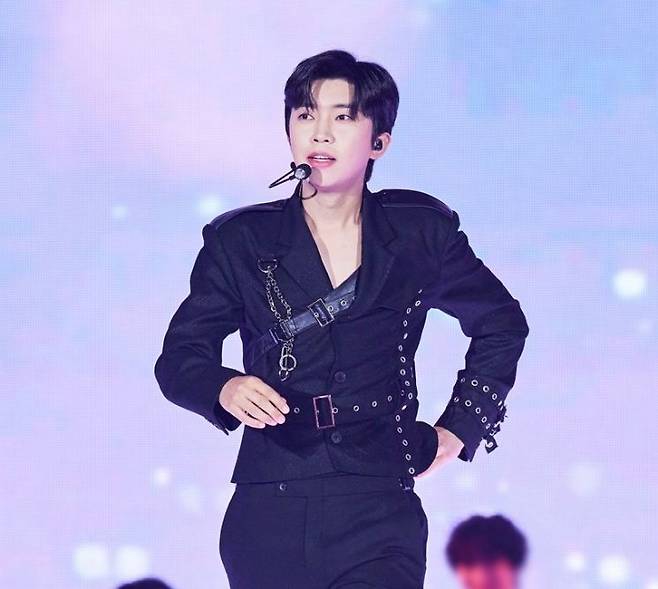 가수 임영웅이 지난해 1월 킨텍스 1전시장 1홀에서 열린 임영웅 전국투어 콘서트 ‘IM HERO’(아임 히어로) 고양 공연에서 무대를 꾸미고 있다. 물고기뮤직