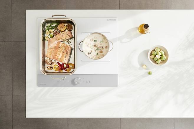 &nbsp;나비엔 매직 인덕션&nbsp;ERI-5233AF(라이트 그레이)&nbsp;연출 이미지(사진 제공=경동나비엔)