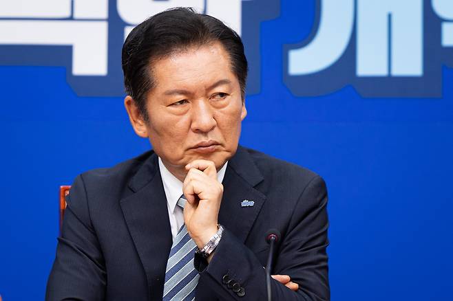 정청래 더불어민주당 대표가 4일 서울 여의도 국회에서 열린 최고위원회의에서 최고위원들의 발언을 들으며 생각에 잠겨 있다. /뉴스1