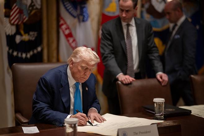 미 백악관은 7월 30일(현지시각) 인스타그램 계정에 트럼프 대통령이 백악관에서 한미 무역합의 문서에 서명하는 사진을 올렸다. /뉴스1