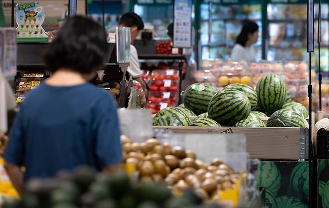 서울 시내의 한 대형 마트에 수박이 진열돼 있다. /뉴스1