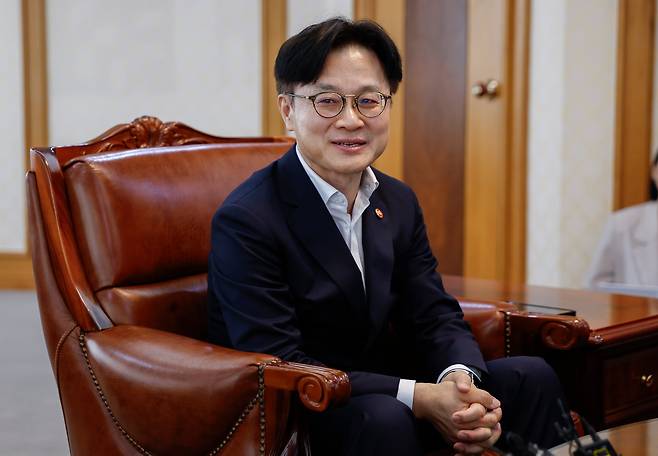 김정관 산업통상자원부 장관이 지난 4일 서울 마포구 한국경영자총협회를 찾아 손경식 한국경영자총협회장과 면담을 하고 있다. /뉴스1