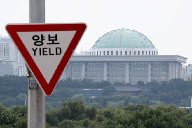 서울 마포구 서강대교 교통표지판 뒤로 국회의사당이 보이고 있다. /뉴스1