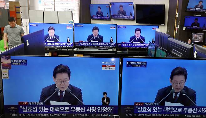 (서울=뉴스1) 김명섭 기자 = 3일 서울 용산구 전자랜드 매장에서 상인이 '대통령의 30일, 언론이 묻고 국민에게 답하다'라는 이재명 대통령 기자회견을 보고 있다.  2025.7.3/뉴스1