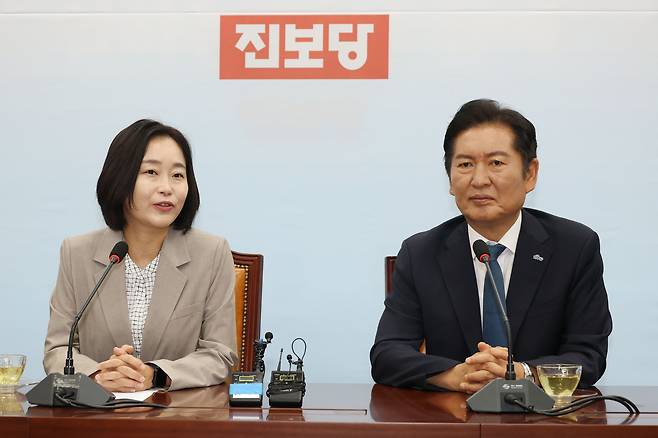 김재연 진보당 상임대표가 5일 오전 서울 여의도 국회에서 정청래 더불어민주당 신임 대표를 만나 인사말을 하고 있다. /뉴스1