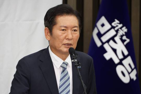 정청래 더불어민주당 신임 대표가 지난 4일 서울 여의도 국회에서 열린 의원총회에서 발언하고 있다. 연합뉴스