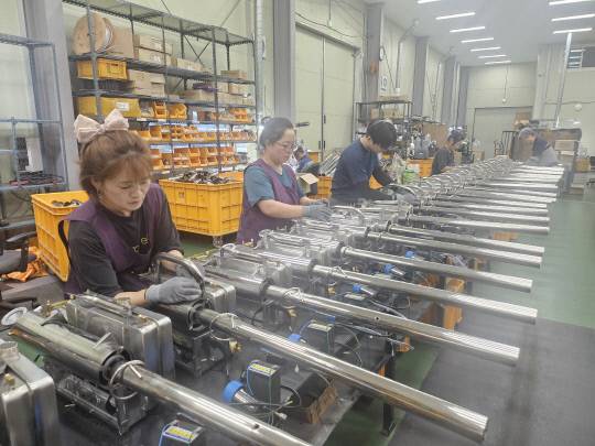 연막소독기 조립 모습. 오인근 기자