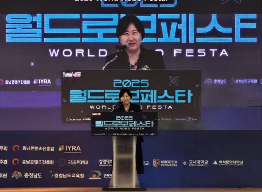 5일 상명대 천안캠퍼스에서 열린 충남콘텐츠진흥원 주최 '2025 월드 로보 페스타' 개막식에서 김곡미 충남콘텐츠진흥원장이 인사말을 하고 있다. 박하늘 기자