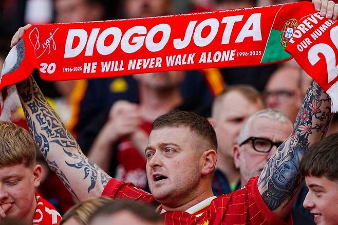 조타를 추모하는 리버풀 관중. ⓒ AP=뉴시스