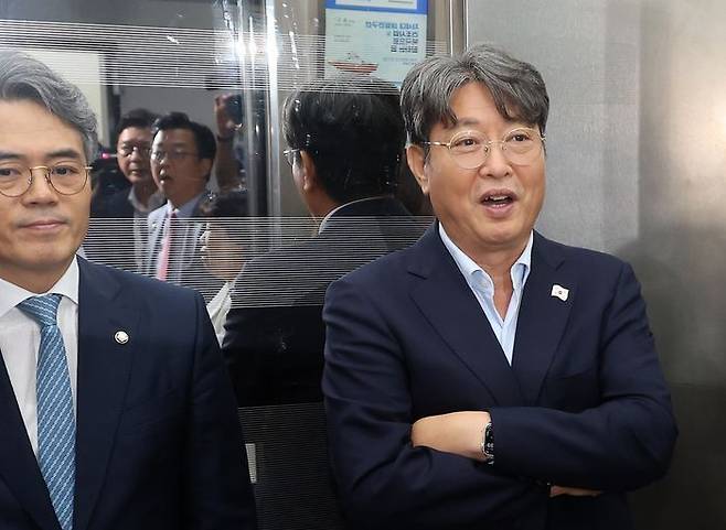 이춘석 국회 법제사법위원장이 지난 1일 오후 국회에서 열린 법제사법위원회 전체회의 정회 후 박형수 법사위 국민의힘 간사를 비롯한 의원들의 항의를 뒤로 하고 엘리베이터에 탑승해 있다. ⓒ뉴시스