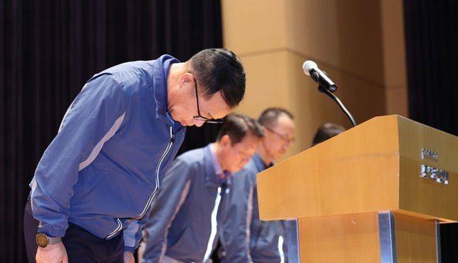 정희민 포스코이앤씨 대표이사 사장이 지난달 29일 오후 인천 연수구 포스코이앤씨 인천 송도사옥에서 지난 28일 경남 함양~창녕 고속도로 현장에서 발생한 중대재해와 관련해 고개숙여 사과하고 있다. ⓒ 뉴시스