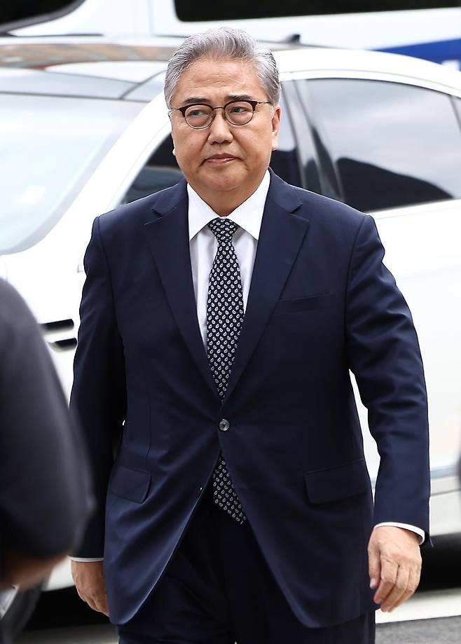 김건희 특검이 4일 박진 전 외교부 장관(왼쪽 사진)을 참고인 신분으로 불러 2023년 7월 해외 순방을 떠났던 윤석열 전 대통령 부부가 우크라이나를 방문한 경위 등을 물었다. 뉴스1