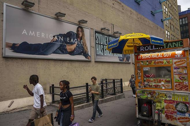 백인 우월주의 논란에 휩싸인 아메리칸 이글 청바지 광고가 미국 뉴욕의 거리에 전시돼 있다. AP=뉴시스