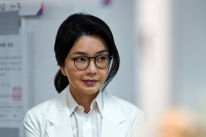 윤석열 전 대통령의 부인 김건희 여사가 대통령 선거가 실시된 지난달 3일 서울 서초구 원명초 투표소에 줄을 서 있다. 뉴스1