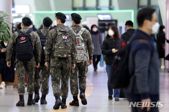 ‘민생회복 소비쿠폰’을 다양한 용처에서 사용하기 어려운 군 장병들을 위해 행정안전부가 국방부에 휴가를 요청하고, 주소지가 아닌 주둔지에서 사용하는 방안을 찾고 있다고 밝혔다. 사진=뉴시스 DB
