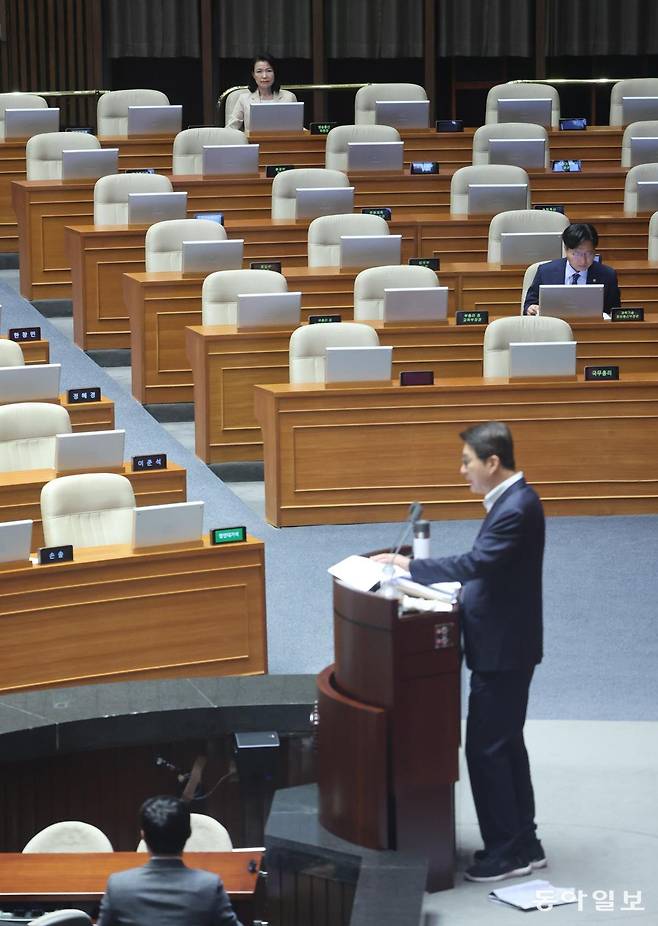 신동욱 국민의힘 의원이 4일 오후 서울 여의도 국회에서 열린 제427회국회(임시회) 제3차 본회의에서 방송3법 반대 필리버스터(무제한토론)를 하고 있다.  이진숙 방통위원장, 김현 방통위 민주당 간사 등이 경청하고 있다. 장승윤 기자 tomato99@donga.com
