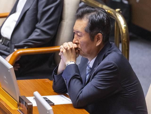 정청래 신임 더불어민주당 대표가 4일 국회에서 열린 본회의에 참석해 회의 진행을 지켜보다 생각에 잠겨 있다. [연합뉴스]