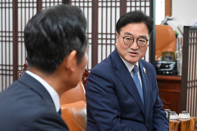 우원식 국회의장이 5일 국회에서 정청래 더불어민주당 대표를 만나 환담하고 있다. [연합뉴스]