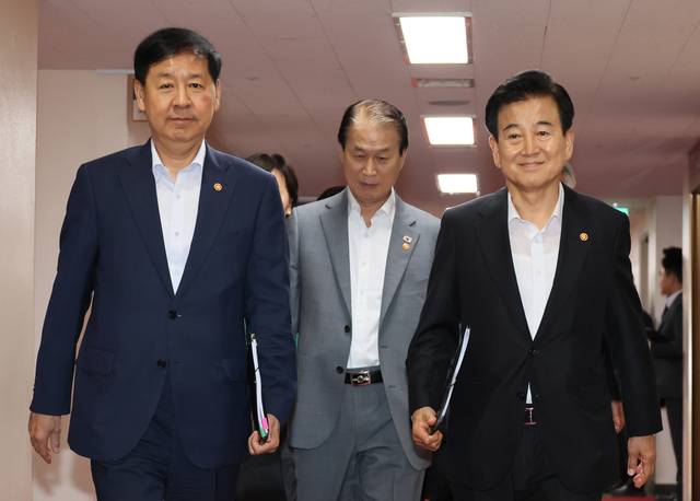 국무회의 참석하는 장관들 [연합뉴스]