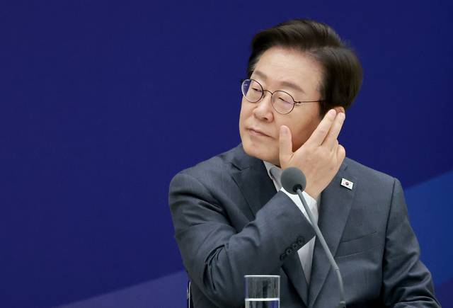 시도지사협의회장 발언 듣는 이재명 대통령. 연합뉴스