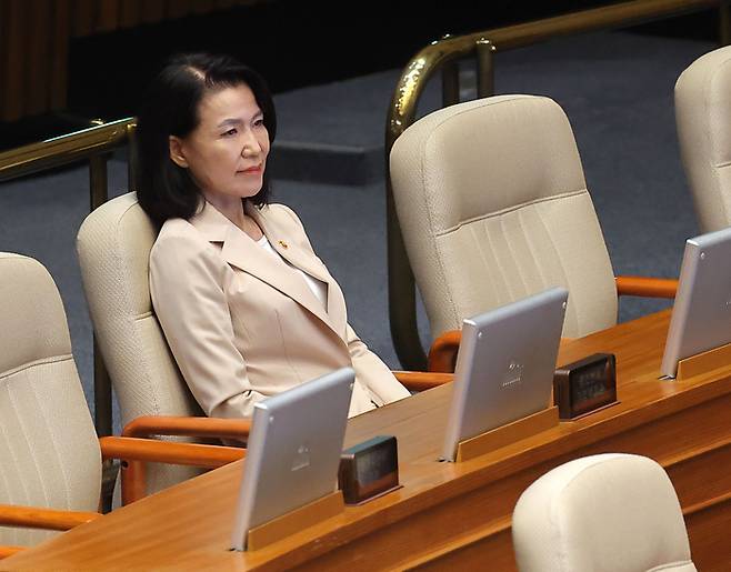 무제한토론, 본회의장 앉아 있는 이진숙 방통위원장     (서울=연합뉴스) 류영석 기자 = 5일 국회 본회의에서 더불어민주당 노종면 의원이 방송법 일부개정법률안 관련 무제한 토론(필리버스터)을 이어가는 가운데 이진숙 방송통신위원장이 발언을 듣고 있다. 2025.8.5     ondol@yna.co.kr (끝)