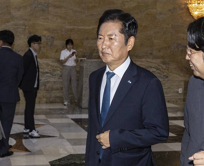 더불어민주당 정청래 대표가 5일 국회에서 열린 본회의에서 방송법 일부개정법률안이 민주당 주도로 가결시킨 뒤 본회의장을 떠나고 있다. 연합뉴스