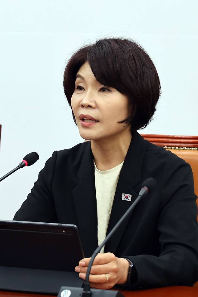 더불어민주당 한정애 신임 정책위의장이 5일 국회에서 열린 원내대책회의에서 발언하고 있다. 사진=서동일 기자