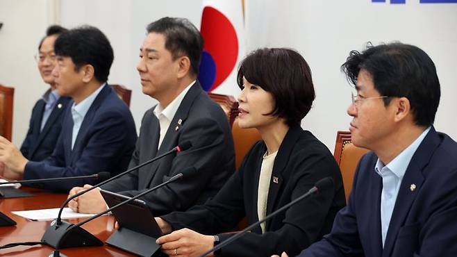 더불어민주당 한정애 신임 정책위의장이 5일 국회에서 열린 원내대책회의에서 발언하고 있다. 사진=서동일 기자