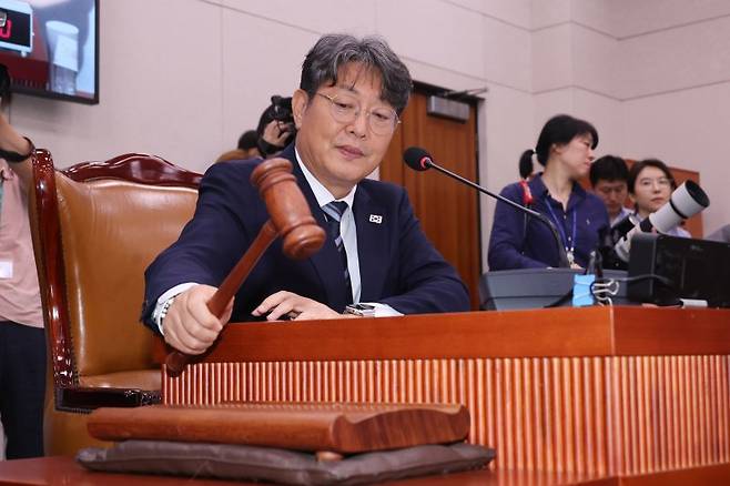 이춘석 국회 법제사법위원회 위원장이 1일 서울 여의도 국회에서 열린 제426회국회(임시회) 제1차 전체회의에서 의사봉을 두드리고 있다. 사진=뉴스1