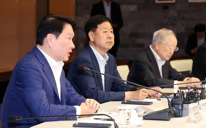 최태원 대한상공회의소 회장이 5일 서울 대한상공회의소에서 열린 경제6단체장과의 성장전략 TF 1차 회의에서 발언하고 있다. mon@yna.co.kr