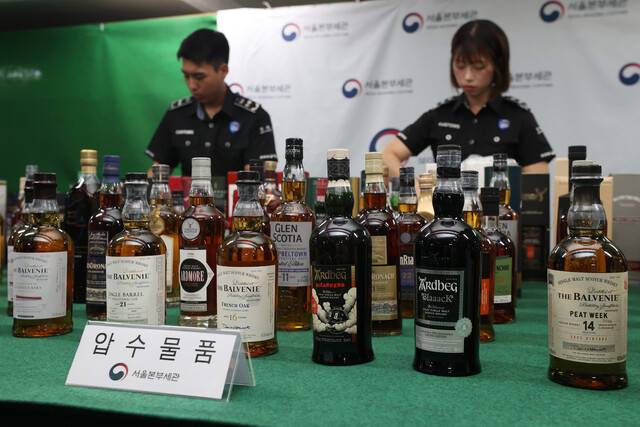 5일 서울 강남구 서울본부세관에서 열린 초고가 위스키 밀수입 및 탈세 행위 고소득자 검거 실적 브리핑에서 직원들이 압수물품을 공개하고 있다. 연합뉴스