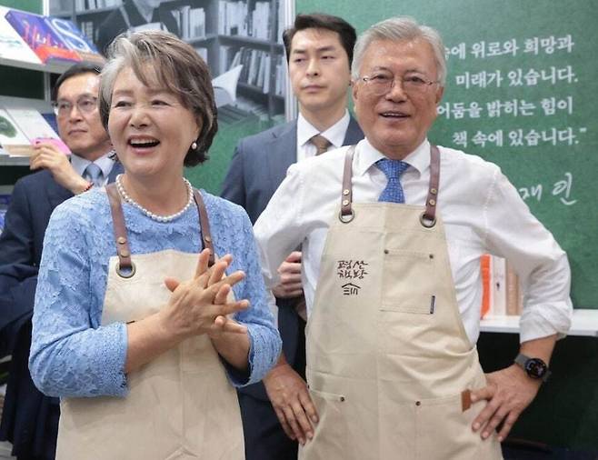 문재인 전 대통령 부부가 지난 6월18일 서울 강남구 삼성동 코엑스에서 열린 2025 서울국제도서전에서 평산책방을 찾은 독자들과 인사하고 있다. 연합뉴스