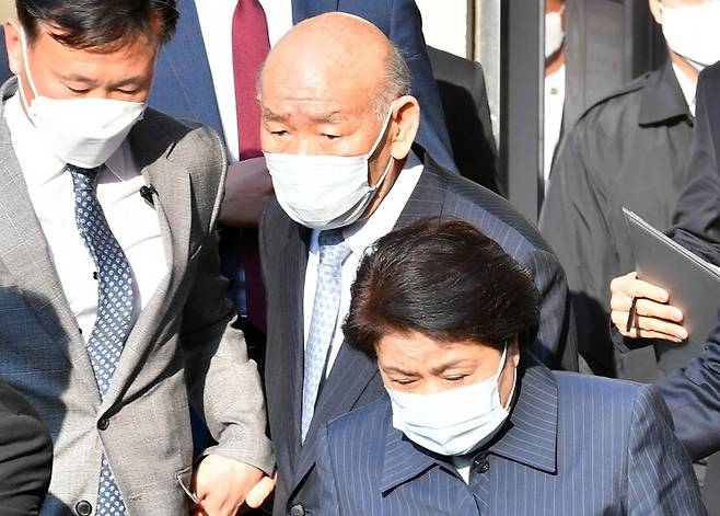 2020년 4월 광주지방법원을 나서는 전두환 전 대통령과 부인 이순자씨. 공동취재사진