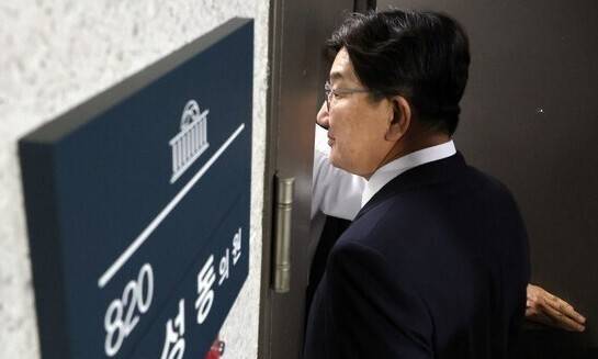 권성동 국민의힘 의원이 지난달 18일 특별검사팀의 압수수색이 진행 중인 서울 여의도 국회 의원회관 자신의 의원실로 들어가고 있다. 연합뉴스