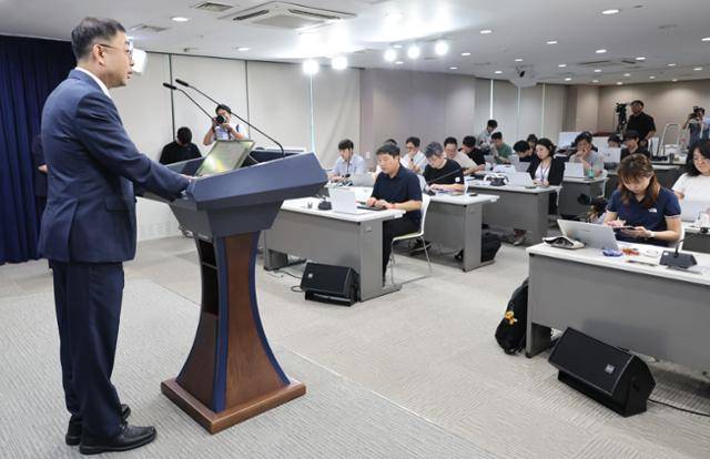 송상훈 과학기술정보통신부 정보통신정책실장이 4일 서울 종로구 정부서울청사에서 국가대표 인공지능(AI)을 개발할 5개 정예팀에 네이버클라우드, 업스테이지, SK텔레콤, NC AI, LG경영개발원 AI연구원 등 최종결과 발표를 하고 있다. 뉴시스