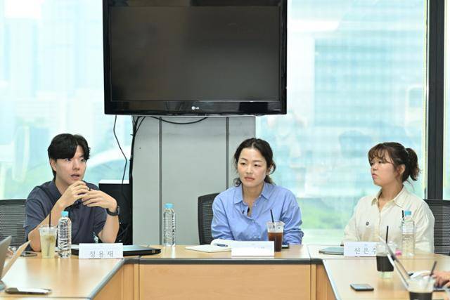 지난달 30일 서울 영등포구 KBS 신관에서 진행된 인터뷰에서 인재전쟁 1, 2부를 연출한 정용재(왼쪽부터), 이이백, 신은주 PD가 질문에 답변하고 있다. KBS 제공