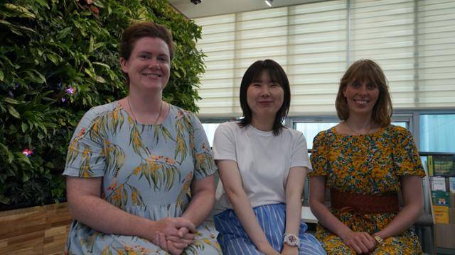대구 수성구청 행정 연수에 참여하고 있는 호주 공무원 가브리엘 컨디(왼쪽)씨와 일본 공무원 이노우에 아이(가운데)씨, 독일 공무원 마렌 트렙토우씨. 대구=김재현 기자