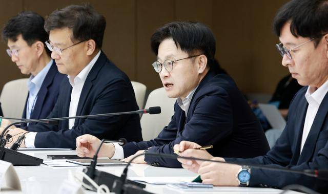 김정관 산업통상자원부 장관이 4일 서울 중구 대한상공회의소 EC룸에서 열린 대미 통상 전략 라운드테이블에 참석해 발언을 하고 있다. 뉴시스