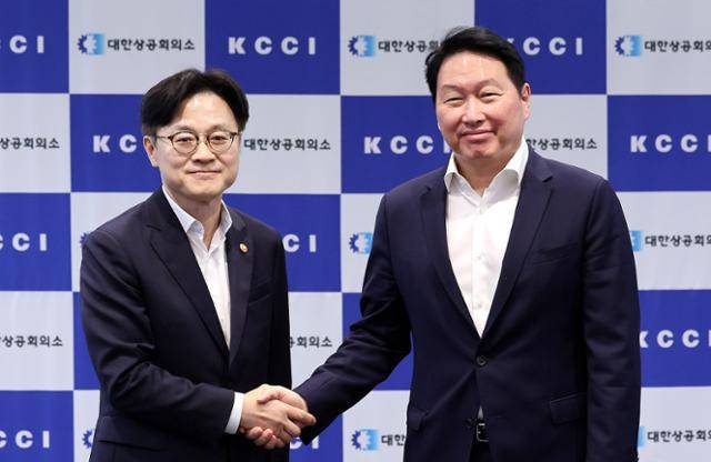 김정관(왼쪽) 산업통상자원부 장관이 4일 서울 중구 대한상공회의소에서 최태원 대한상공회의소 회장과 면담에 앞서 인사를 나누고 있다. 뉴스1