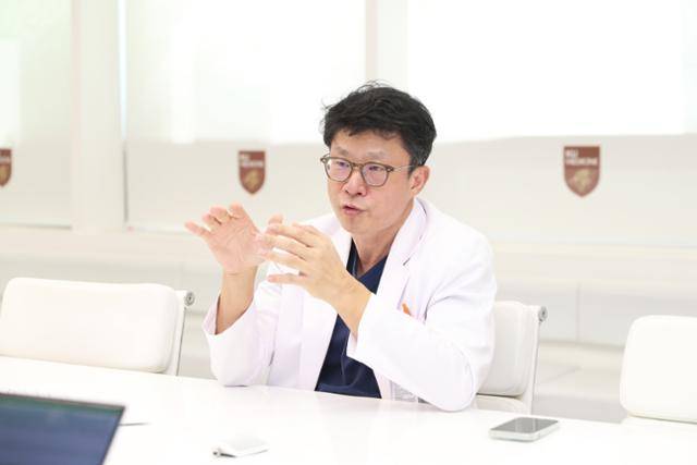 7월 31일 서울 구로구 고려대 구로병원에서 만난 김종현 신경외과 교수가 난치성 뇌전증 수술법에 대해 설명하고 있다. 고려대 구로병원 제공