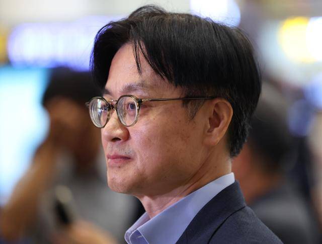 미국과의 무역협상을 마친 김정관 산업통상자원부 장관이 1일 인천국제공항 제2여객터미널을 통해 귀국해 취재진 질문을 경청하고 있다. 연합뉴스
