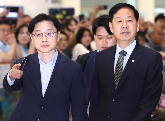 한미 관세협상을 마친 구윤철(오른쪽) 경제부총리 겸 기획재정부 장관과 김정관 산업통상자원부 장관이 1일 인천공항 2터미널을 통해 귀국하고 있다. 뉴스1
