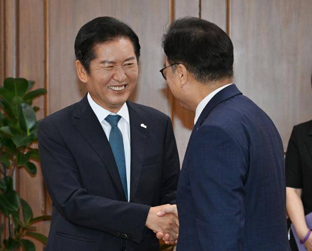 정청래 더불어민주당 대표가 5일 국회에서 우원식 국회의장을 예방해 악수하고 있다. 국회사진공동취재단