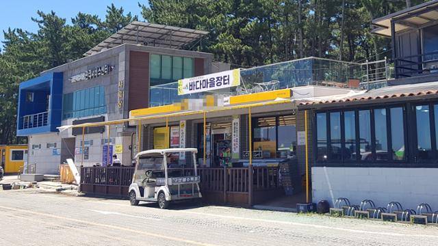 지난 4월 경북 울진군 기성면 구산해수욕장에 지역 특산물 홍보·판매장을 운영하겠다며 원전 지원금을 받아 문을 연 판매시설이 지난달 28일 대기업 편의점으로 운영되고 있다. 울진=김정혜 기자