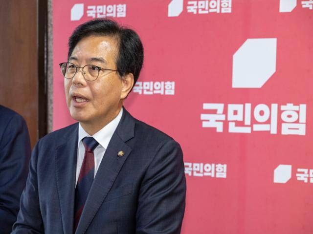 국민의힘 송언석 비상대책위원장 겸 원내대표가 5일 국회에서 이춘석 국회 법제사법위원장이 차명으로 주식에 투자했다는 의혹과 관련한 입장을 밝히고 있다. 연합뉴스